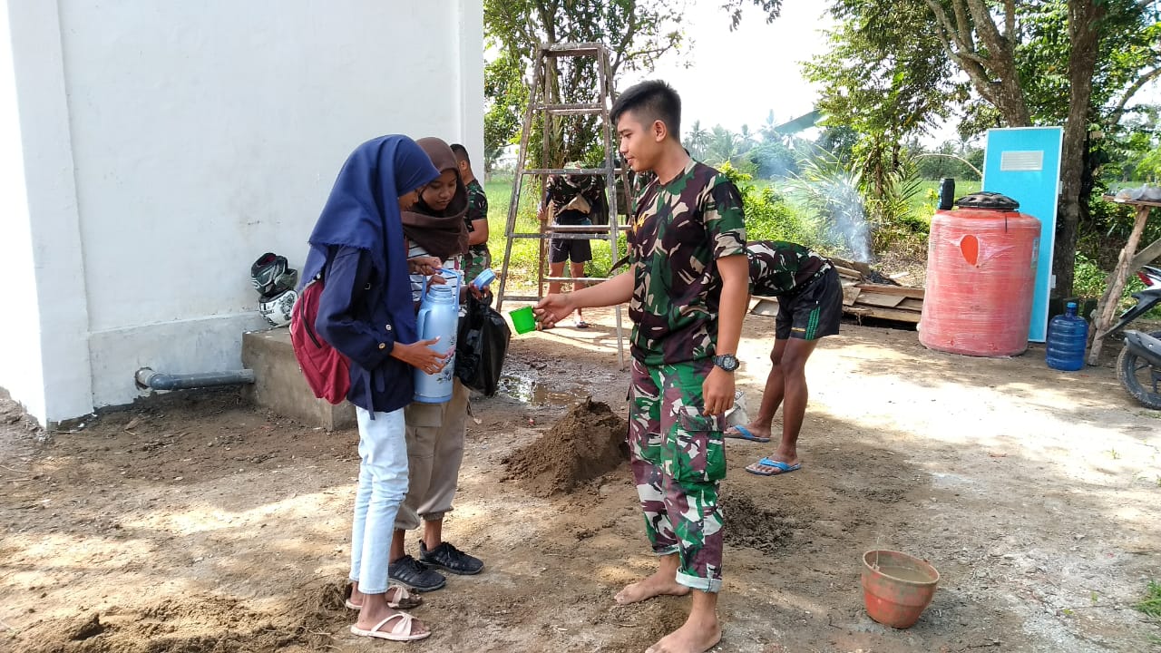 Remaja Putri Sungai Jawi Berikan Kopi kepada Satgas yang Bekerja
