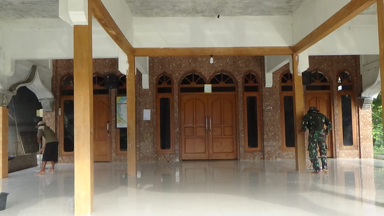 Karya Bakti, Satgas TMMD Bojonegoro Bersama Warga Bersihkan Lingkungan Masjid Nurul Hidayah