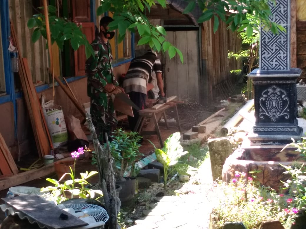 Di Kalongan, Satgas TMMD Bojonegoro Bantu Proses Pembuatan Plafon Rumah