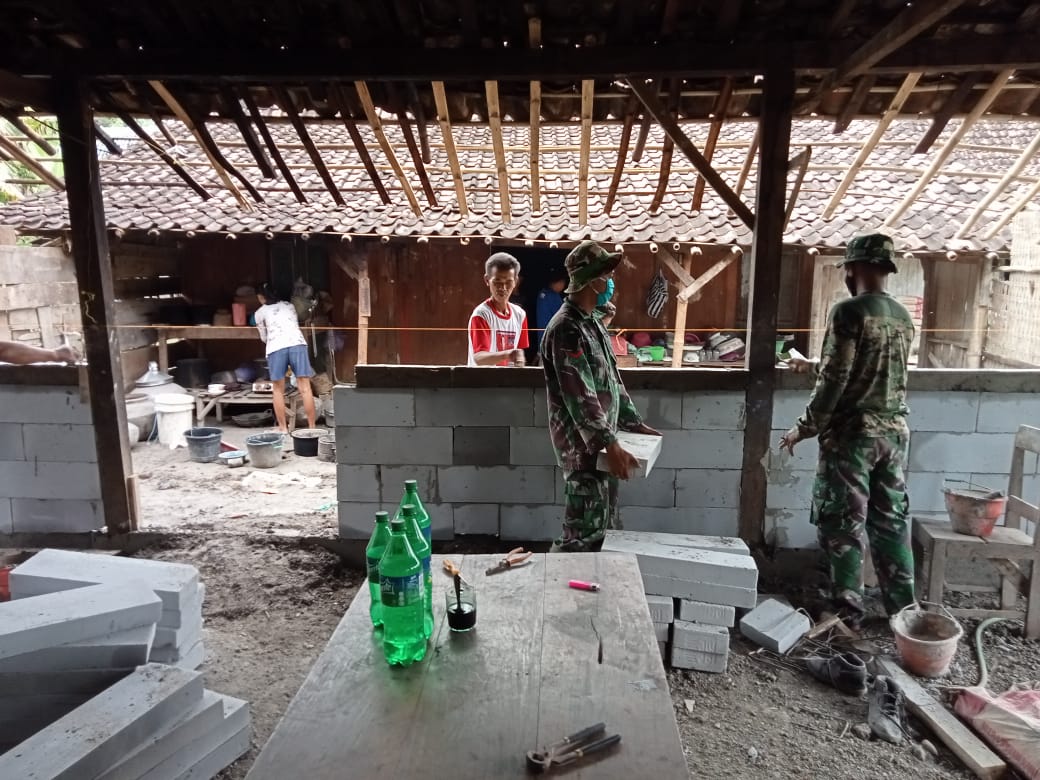 Satgas TMMD Bojonegoro Kebut Pasang Bata Hebel Rumah Pasir