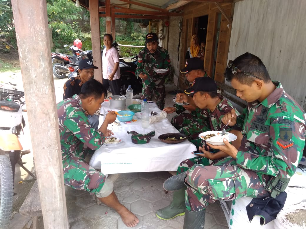 Tingkatkan Kebersamaan, Satgas TMMD Bojonegoro Makan Bersama Di Kramanan