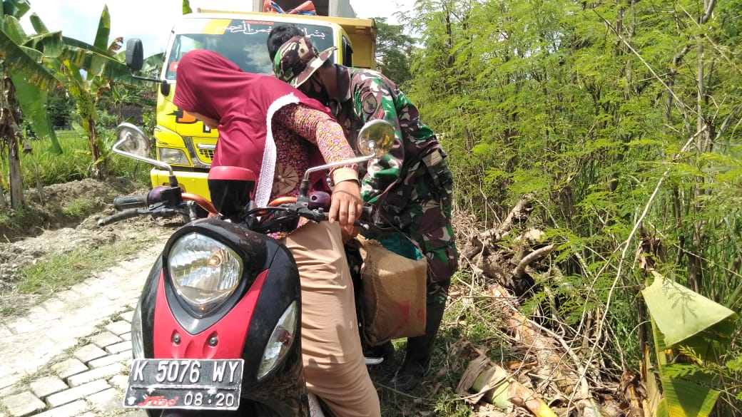 Jalur Sempit, Satgas Satgas TMMD Bojonegoro Bantu Warga Lintasi Jalan