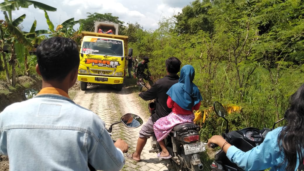 Penurunan U-Ditch Drainase TMMD Bojonegoro, Warga Bersabar Menunggu