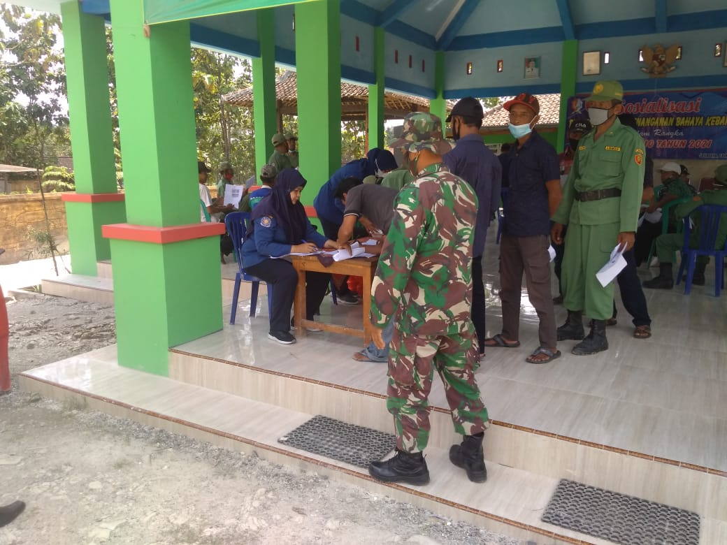 Ikuti Sosialisasi, Satgas TMMD Bojonegoro Tertibkan Antrian Daftar Hadir Peserta