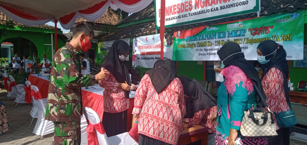 Pelayanan KB, Satgas TMMD Bojonegoro Bantu Emak-Emak Ngrancang