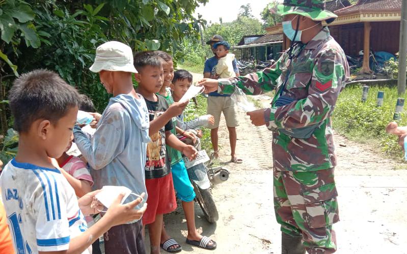 Penanganan Covid-19, Satgas TMMD Bojonegoro Bagikan Masker Ke Warga