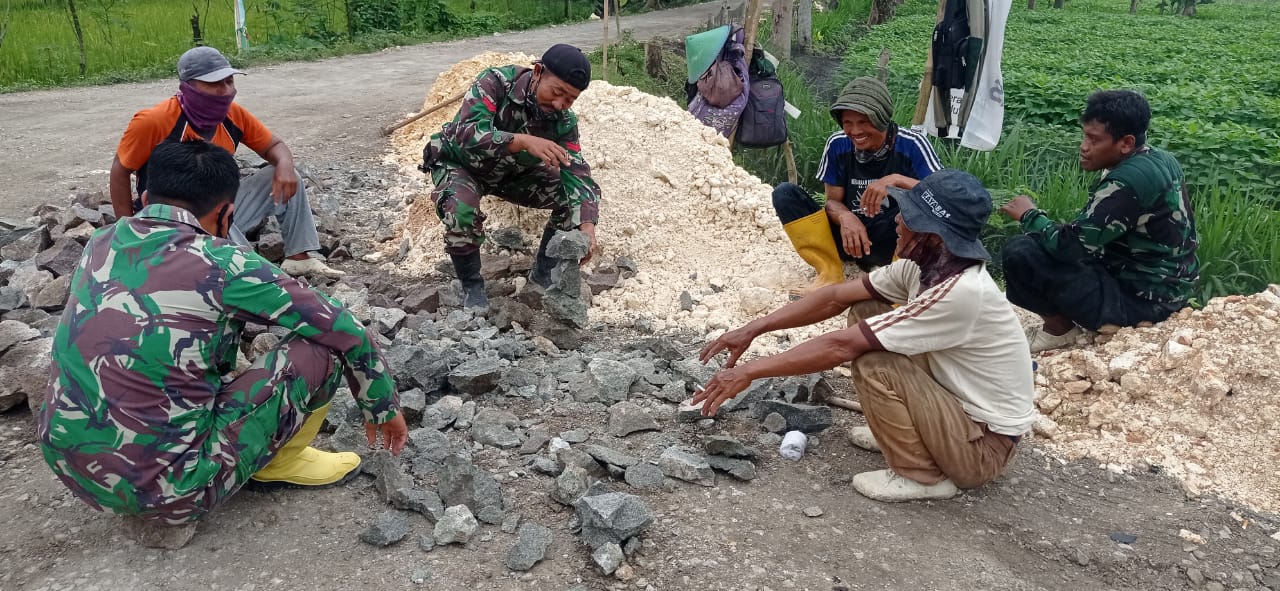 Satgas TMMD Bojonegoro Bersama Masyarakat Ratakan Bahu Jalan Poros Desa Jatimulyo