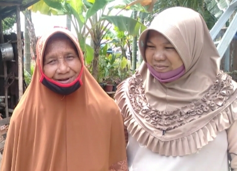 Senyum Sumringah Nenek Kalena Lihat Rumahnya Selesai Dibedah