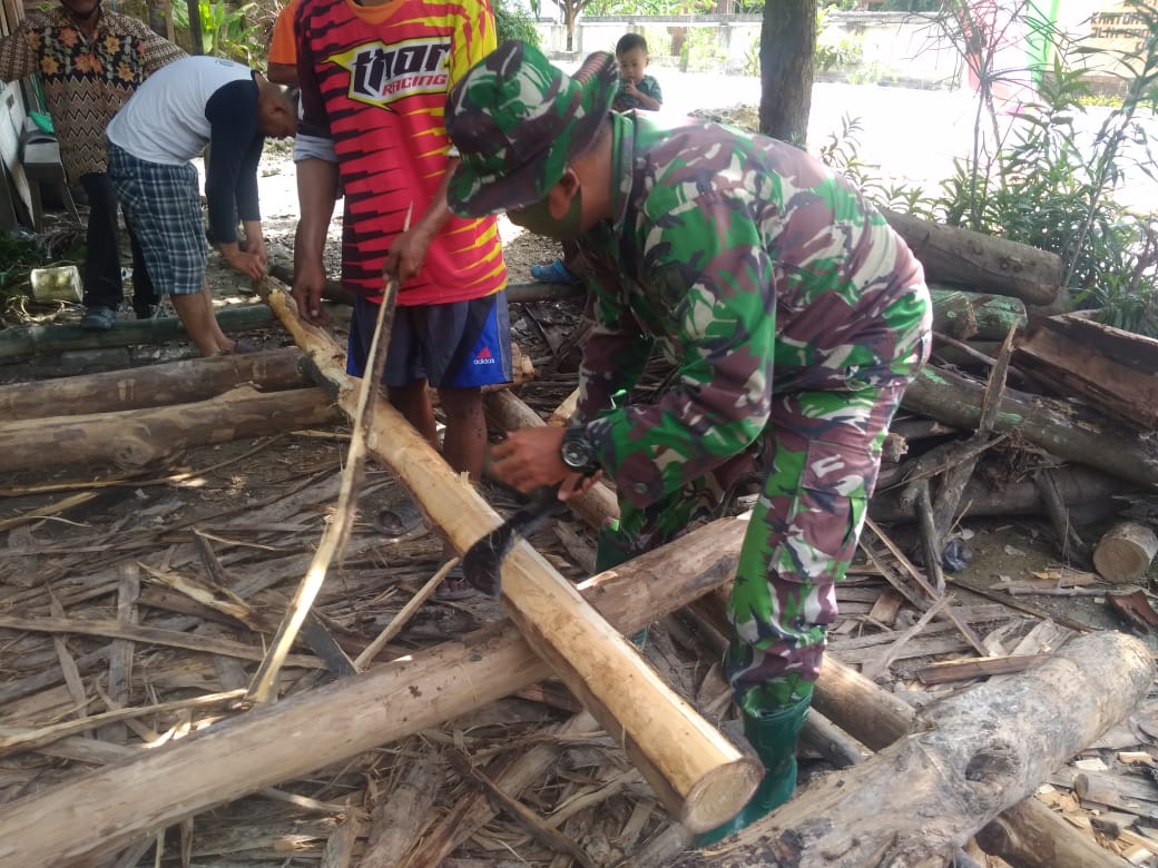 Bangun Poskamling Kalongan, Satgas TMMD Bojonegoro Bantu Kulit Kayu