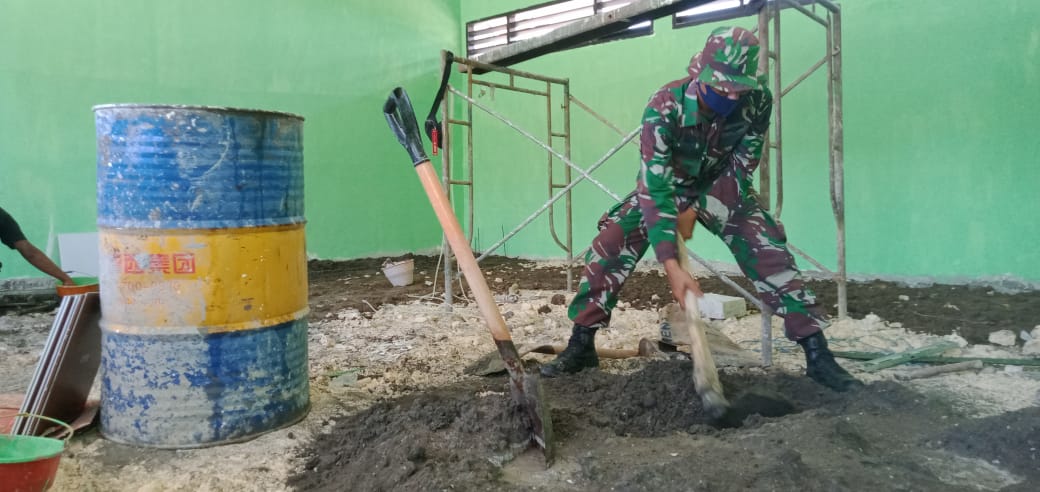 Pembangunan Gedung Sekolah Hampir 100 Persen, Satgas TMMD Percepat Adukan Semen