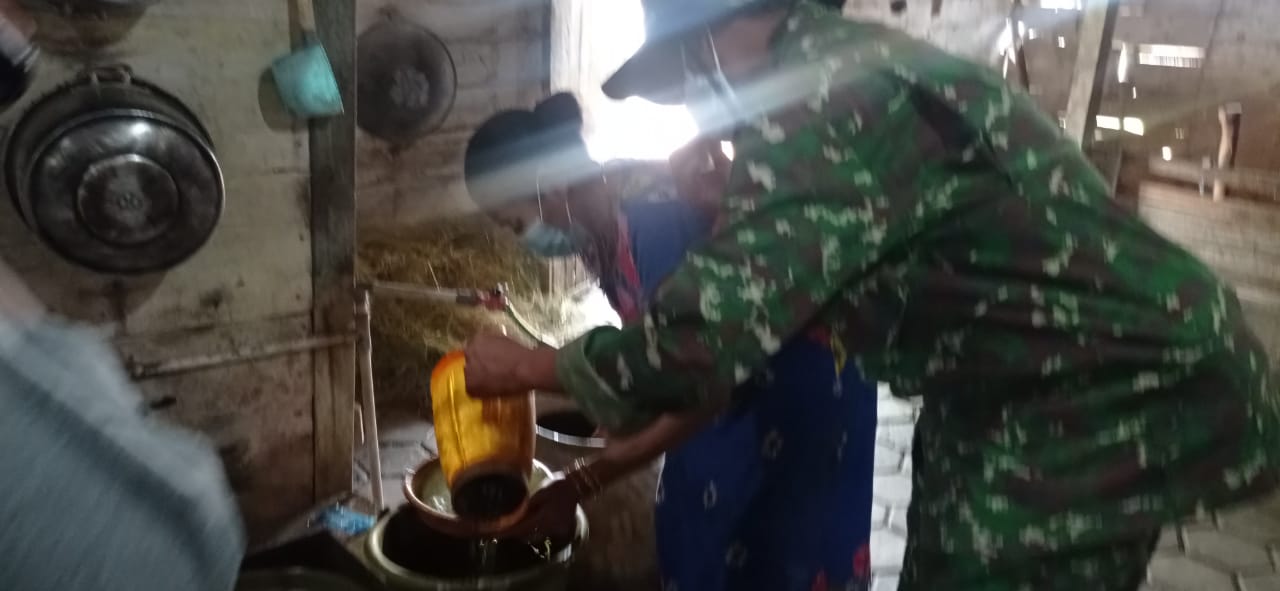 Anggota Satgas TMMD 110 Kodim Bojonegoro Membantu Penyaringan Pembuatan Jamu Kunyit Asam