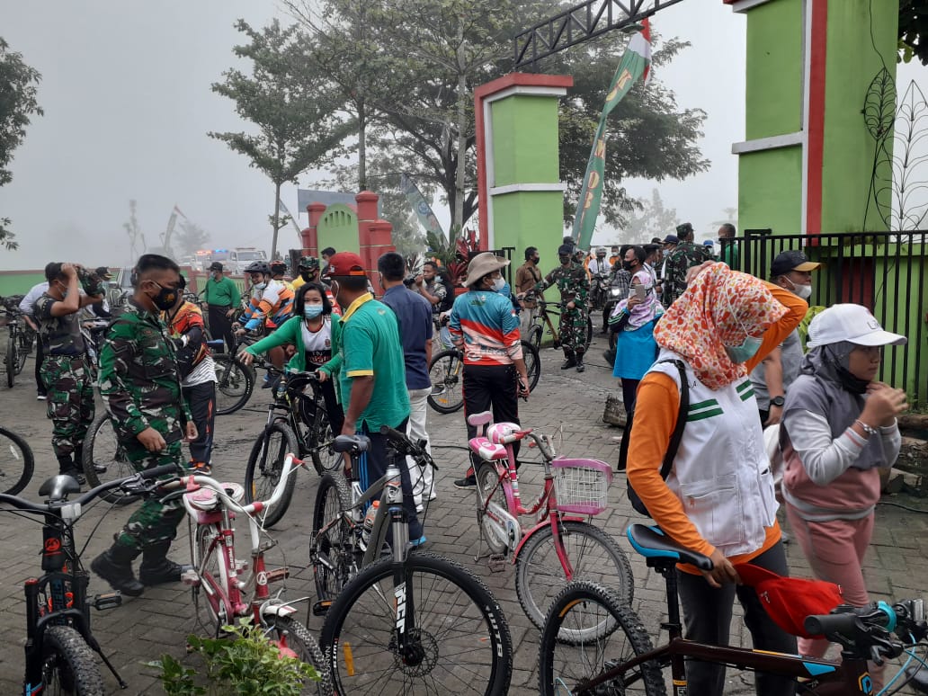 Masyarakat Dua Desa Di Tambakrejo, Bersama Satgas TMMD 110 Bojonegoro Antusias Ikuti Gowes Bareng