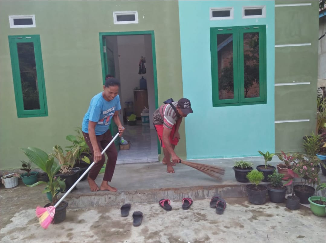 Personil Kodim Juga Berikan Tanaman Hias di Rumah Kalena