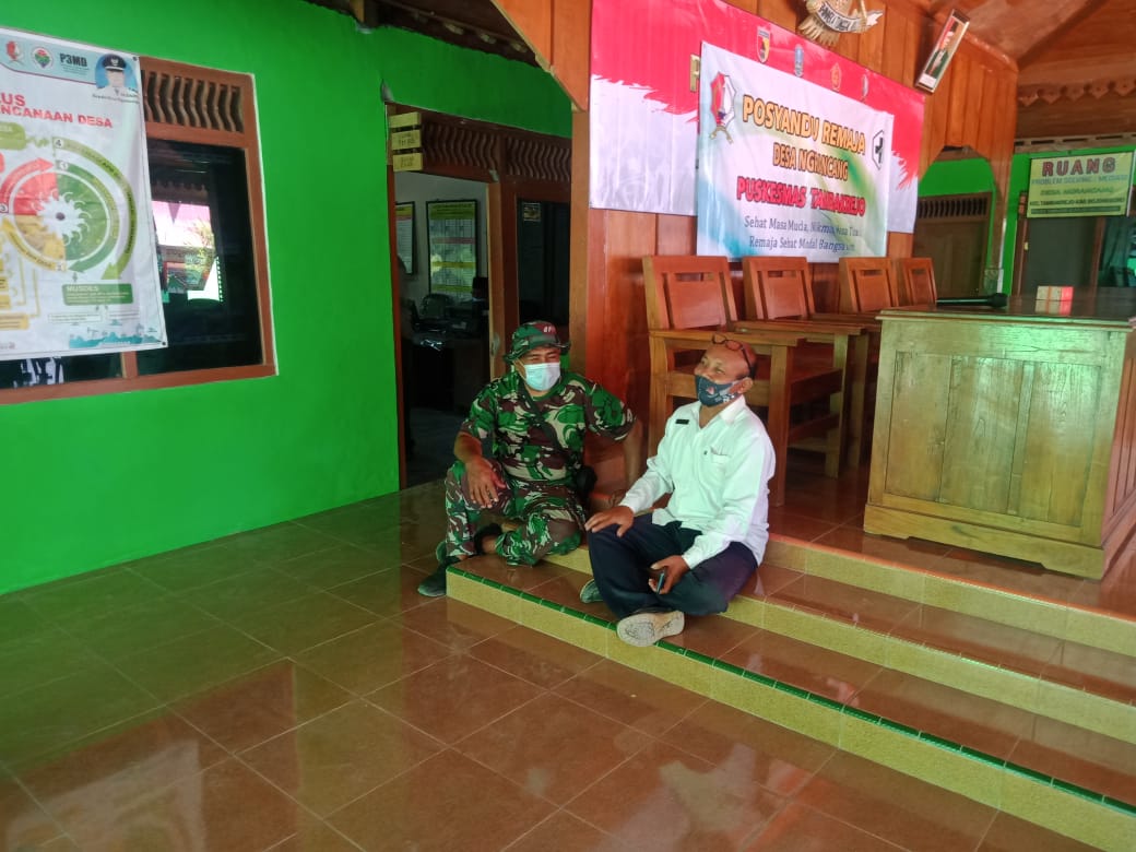 Anggota Satgas Berbincang Dengan Perades Bahas Perkembangan Program TMMD 110 Bojonegoro