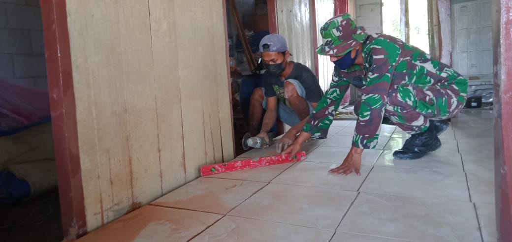 Finishing Rehab Aladin, Anggota Satgas TMMD Bojonegoro Potong Dan Pasang Keramik