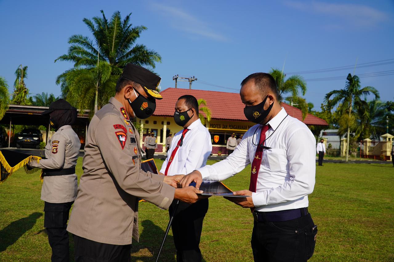 Kapolda Sumsel Berikan Penghargaan Kepada Personel Polres Mura