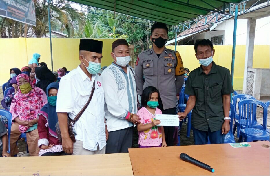 PTPN VII Unit Betung dan Kades Teluk Kijing III memberikan Santunan kepada kaum dhuafa dan anak yatim