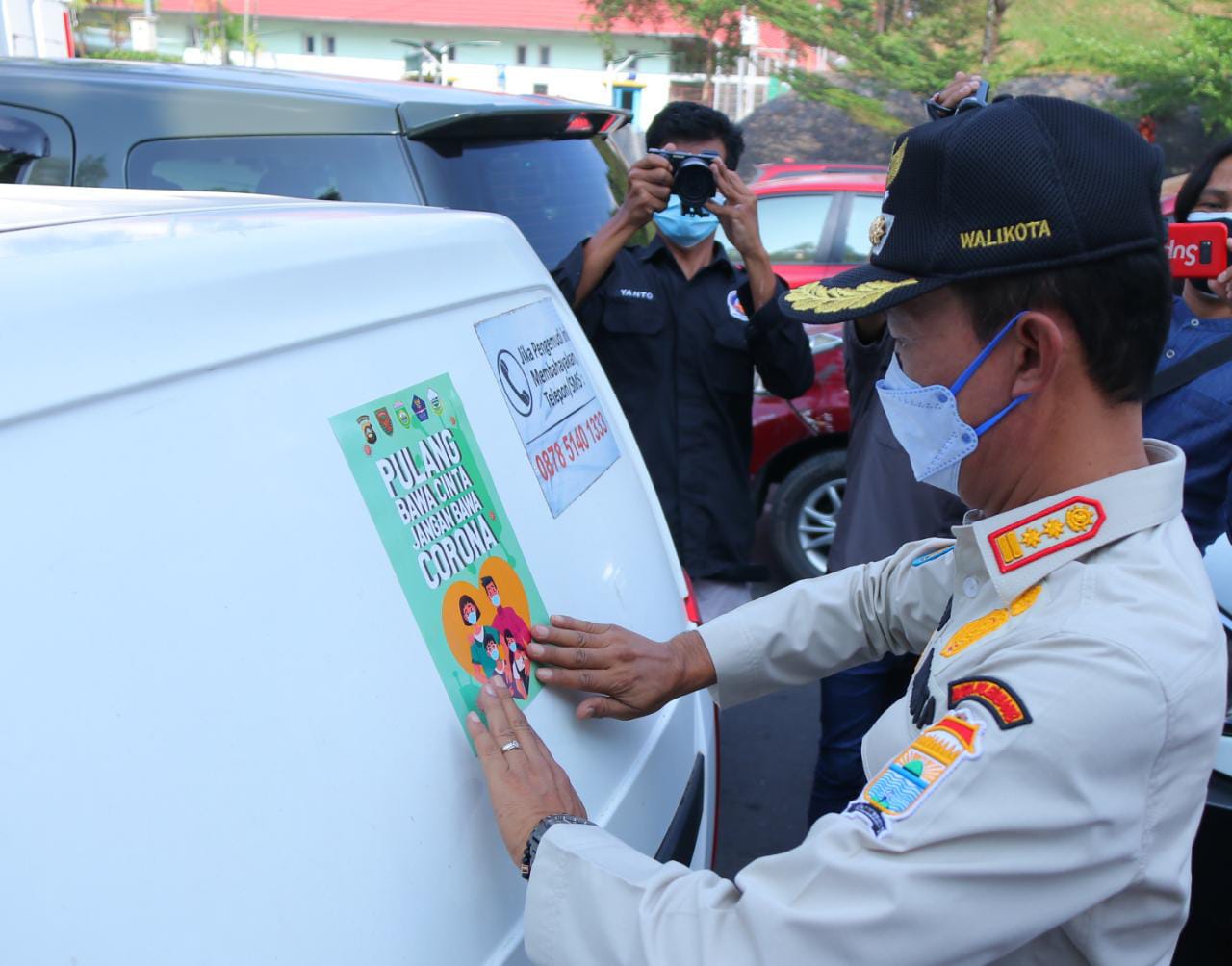 Pasang stiker, Harnojoyo edukasi langsung penguna jalan di Simpang Charitas