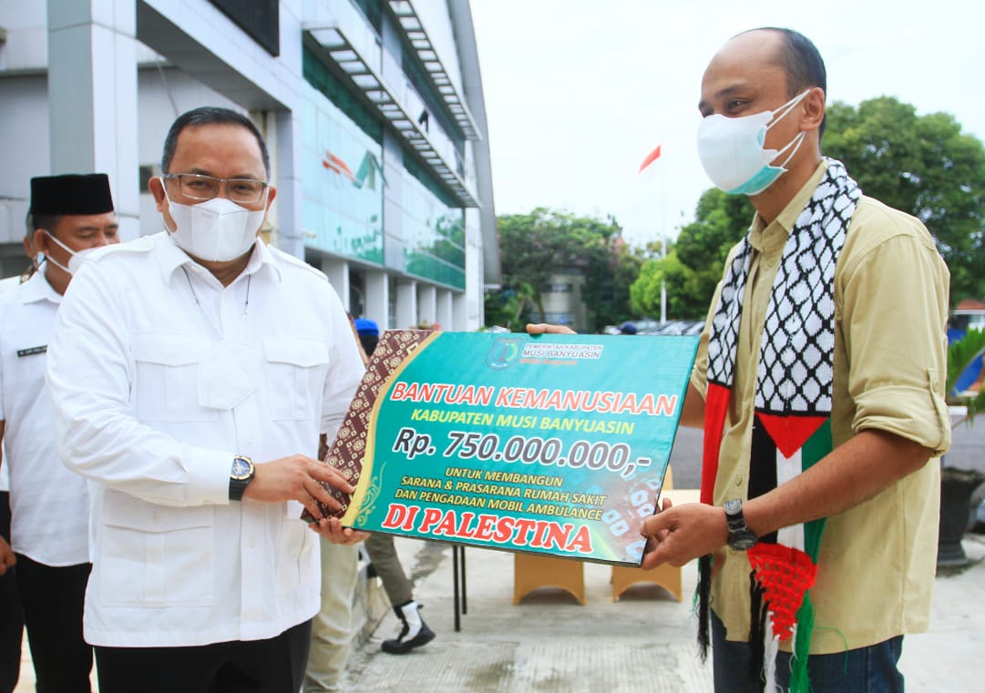 Bupati DRA Serahkan Hasil Donasi Pegawai Muba untuk Warga Terdampak COVID-19 dan Palestina