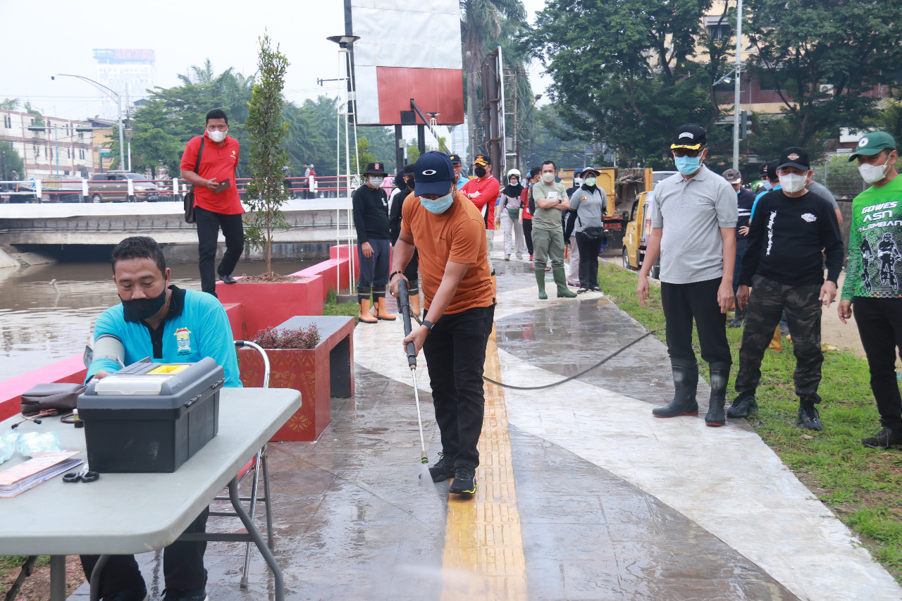 Pemkot Palembang Gelar Gotong Royong di Tepi Aliran Sungai Sekanak