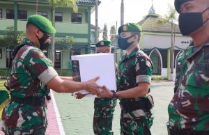 Dandim Bojonegoro Serahkan Bingkisan Lebaran Kepada Anggota