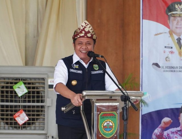 Herman-Deru-didaulat-menjadi-Bapak-Perangkat-Desa-Indonesia-oleh-Ketua-PPDI-Pusat-Mujito-e1611074038385