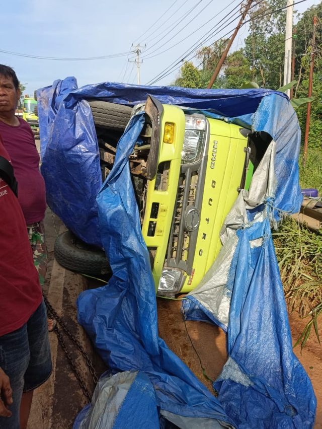Truk Minyak Terguling di Jalan Palembang Betung