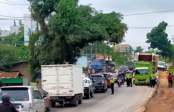 Mobil Truk Pengakut Minyak Terguling di Wilayah Banyuasin