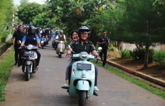 Bersama Komunitas Vespa, Herman Deru Ngabuburide Keliling Kota Palembang