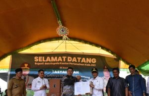 Kado Jelang Akhir Jabatan, Bupati OKI Serahkan SK Pelepasan 2,2 Ribu Ha Kawasan Hutan untuk Rakyat