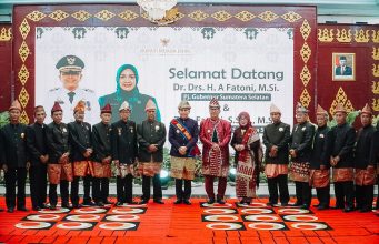 Pj Gubernur Sumsel Agus Fatoni dan Pj Ketua PKK Sumsel Mendapat Gelar Adat di Muara Enim