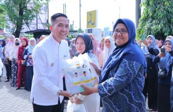 Dinilai Sebagai Garda Terdepan, Ratu Dewa Berikan Ribuan Bingkisan Sembako Dan THR Untuk Tenaga PHL