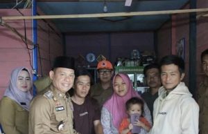 Pj Bupati Empat Lawang Bertakziah ke Rumah Duka Korban Hanyut di Bendungan Air Lintang