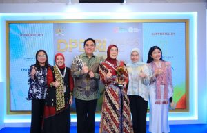 Peduli Ekonomi Kreatif di Sumsel, Feby Deru Dianugerahi DPD Award 2025
