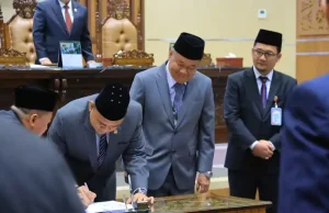 Jawaban Gubernur atas Pandangan Fraksi, Wagub Tegaskan Penguatan BUMD untuk Dukung PSN Tanjung Carat