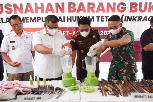 Kejari OKI Musnahkan Narkotika hingga Senjata Api dari Perkara Inkracht